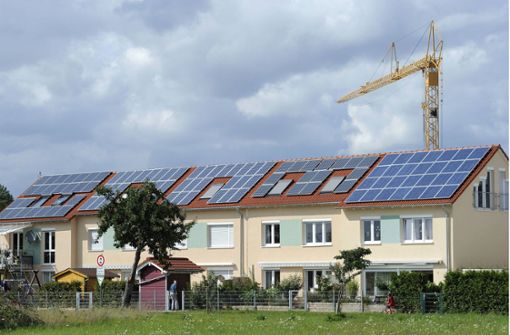 Die Installation einer Fotovoltaikanlage zur Stromerzeugung auf dem Hausdach Foto: Imago stock&people