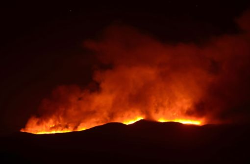 Hell scheinen die Flammen eines Feuers auf dem Kilimandscharo. Auf dem Kilimandscharo ist ein Feuer ausgebrochen. Rettungsdienste versuchen, das Feuer auf dem mit 5895 Metern höchsten Berg Afrikas zu löschen. Foto: Thomas Becker/dpa