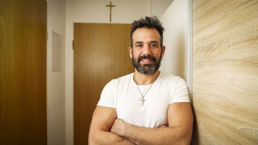 Giovanni Ferrante ist aus einem großen Haus in einfaches Appartement gezogen. Am Karfreitag trägt er in Leonberg als Jesus ein schweres Holzkreuz. Foto: /Simon Granville