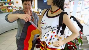 Heidi Käser hat ihren Schaufensterpuppen EM-Shorts verpasst. Weitere Eindrücke aus ihrer Werkstatt gibt es in unserer Fotostrecke. Foto: Sägesser