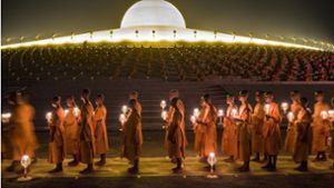 Buddhistische Mönche nehmen in Khlong Luang (Thailand) anlässlich des Feiertags Magha Puja an einer Prozession in dem Tempel Wat Phra Dhammakaya teil. Foto:dpa