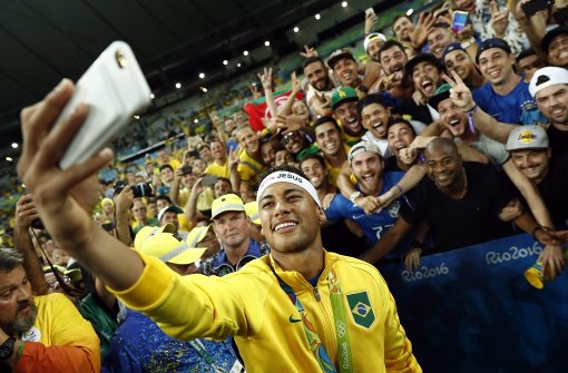 Fußball-Superstar Neymar feiert das Olympia-Gold mit den brasilianischen Fans. Foto: AFP