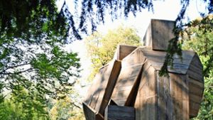 Die „Schalung“ von NasanTur steht dem Kriegerdenkmal in Göppinger Oberhofenpark gegenüber. Foto: Kunstverein Göppingen
