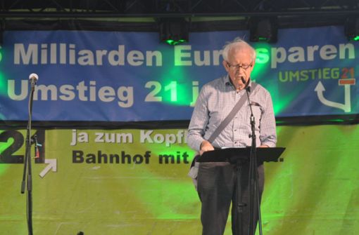 Norbert Bongartz, Sprecher des Aktionsbündnisses gegen Stuttgart 21, greift in seiner Rede zur 576. Montagsdemo die Baufachleute der Bahn an. Foto: Martin Haar