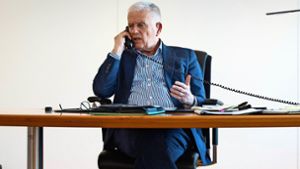 Ein OB im Krisenmodus: Fritz Kuhn führt in diesen Tagen viele Telefongespräche und hat viele Telefonkonferenzen. Foto: Lichtgut//Leif Piechowski