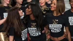 Die Fashion Week ist in London angekommen. Das britische Supermodel Naomi Campbell (Mitte) eröffnete am Donnerstagabend gemeinsam mit Jourdan Dunn und anderen Models die Modewoche mit der Fashion for Relief-Show zugunsten der Ebola-Opfer. Foto: EPA