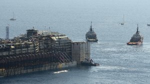 Die Costa Concordia wird von der Insel Giglio nach Genua geschleppt und soll dort verschrottet werden. Foto: dpa