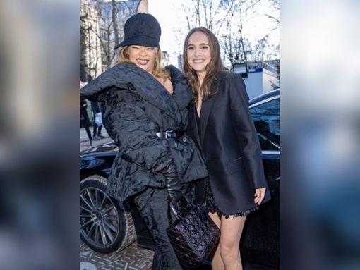 Rihanna (l.) und Natalie Portman posierten in Paris für die Fotografen. Foto: imago/Bestimage
