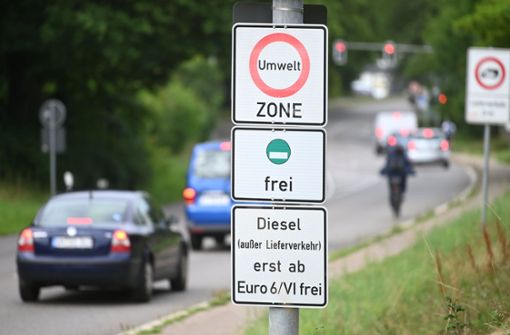 Die Schilder besagen eindeutig: Autofahrer mit Euro-5-Diesel müssen draußen bleiben. Foto: dpa/Marijan Murat