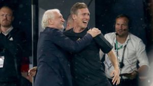 Der Plan geht auf: Rudi Völler und Hannes Wolf freuen sich über den Erfolg der deutschen Nationalmannschaft. Foto: IMAGO/Avanti//
