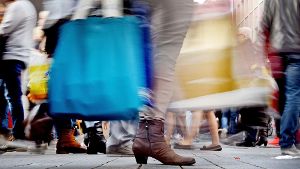 Mit vollen Einkaufstaschen an Sonntagen durch die City streben – dies soll der Rechtsprechung nach die absolute Ausnahme bleiben. Foto: dpa