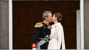 König Frederik X. und Königin Mary besiegeln den Thronwechsel mit einem Kuss. Foto: JONATHAN NACKSTRAND/AFP via Getty Images