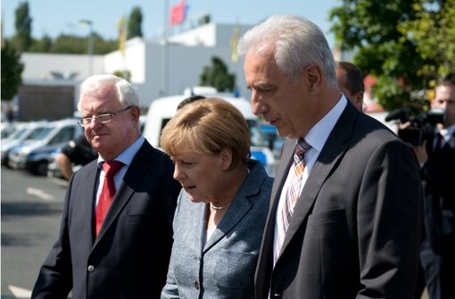 Bundeskanzlerin Angela Merkel mit DRK-Präsident Rudolf Seiters und dem Ministerpräsidenten von Sachsen Stanislaw Tillich in Heidenau. Foto: dpa