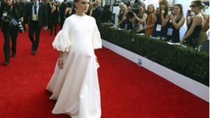 Die schwangere Schauspielerin Natialie Portman verhüllt mit dem mega Maxi-Kleid nicht nur ihren Babybauch. Foto: Invision