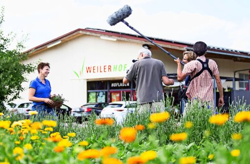 Im Kräutergarten des Weiler Hofs macht Petra Rapp bei den Filmaufnahmen eine gute Figur. Foto: Tom Weller