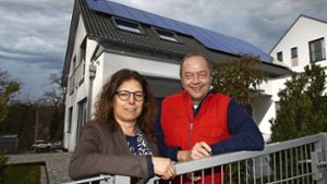 Alexandra und Joachim Schadow vor ihrem prämierten Klimahaus in Leinfelden Foto: Horst Rudel