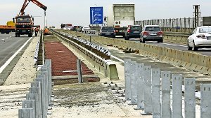 Kann eine Bundesautobahngesellschaft dafür sorgen, dass die Straßen-Infrastruktur schneller verbessert wird? Bundesverkehrsminister Alexander Dobrindt (CSU) glaubt das. Foto: dpa
