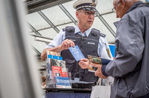 An Infoständen berät die Polizei Senioren, wie sie sich schützen können. Foto: Lichtgut/