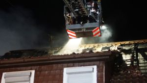 Die Feuerwehr im Einsatz: Das Feuer hinterließ schwere Schäden am Wohnhaus. Foto: SDMG/SDMG / Gress