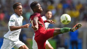 Carlos Mané gegen den Algerier Sofiane Bendebka (links) in der Gruppenphase bei den Olympischen Spielen in Rio.Jetzt führt sein Weg zum VfB Stuttgart. Foto: dpa