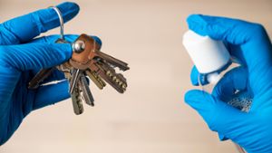 So werden die Schlüssel wieder sauber. Foto: Marcos del Mazo / shutterstock.com