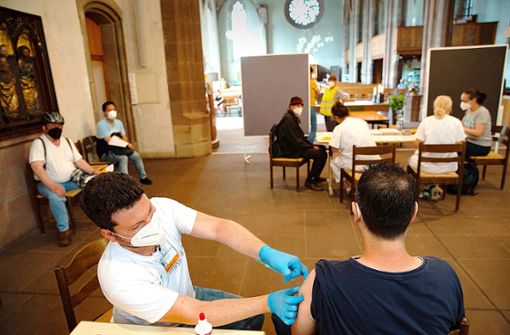 In  Stuttgart nehmen die meisten Menschen ihre Impftermine noch wahr – so wie  in der Vesperkirche. Foto: Lichtgut/Leif Piechowski