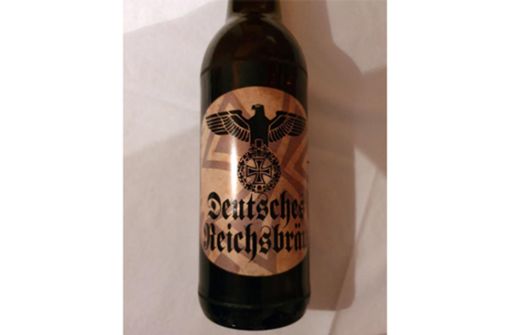 In einem Getränkemarkt im Burgenlandkreis wurden Bierflaschen mit Nazi-Symbolik verkauft. Foto: dpa/Götz Ulrich/imago