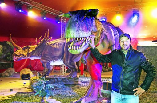 Der Organisator der Erlebniswelt, Christopher Richter,  mit seinem jungen Tyrannosaurus-Rex Foto: Horst Rudel