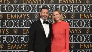 Jimmy Kimmel und Molly McNearney bei der  Verleihung der 75. Primetime Emmy Awards. Foto: Richard Shotwell/Invision/AP/dpa