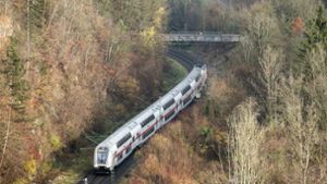 Ein Intercity auf der Gäubahn: Über Jahre würden diese Züge nicht mehr den Stuttgarter Hauptbahnhof erreichen. Foto: picture alliance/dpa/Silas Stein