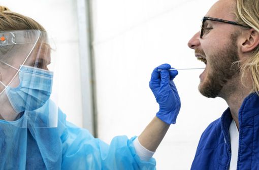 Mund auf, Stäbchen rein: Auch am Flughafen Stuttgart kann man sich künftig auf das Coronavirus testen lassen. Foto: dpa/Johan Nilsson