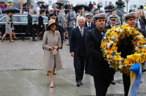 Königin Silvia und ihr Mann Carl Gustaf haben am Kriegsmahnmal in Berlin einen Kranz niedergelegt. Foto: AFP