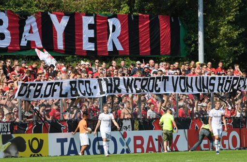 „Ihr werdet von uns hören“: Die Fans – wie hier von Bayer Leverkusen – kündigten am Pokalwochenende verstärkten Protest an. Foto: dpa
