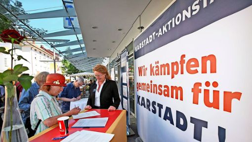 Die Esslinger Karstadt-Filiale  war immer wieder von Schließung bedroht. Auch 2009 demonstrierten Mitarbeiter für den Erhalt ihrer Arbeitsplätze. Foto: Roberto Bulgrin/Archiv