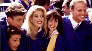 Szene aus „Beverly Hills, 90210“ mit Jason Priestley, Brian Austin Green, Tori Spelling, Shannen Doherty, Ian Ziering (v.l.) Foto: imago/Everett Collection/Courtesy