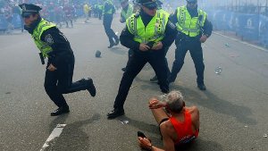 Blutbad beim Boston-Marathon: Drei Menschen sterben, weit über 100 werden verletzt, als im Zielbereich der traditionsreichen Laufveranstaltung in der US-Ostküstenstadt zwei Sprengsätze kurz nacheinander explodieren.  Foto: dpa