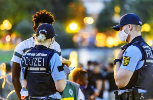 Kontrolle in Stuttgart: Wie tief soll die Polizei im Umfeld eines Verdächtigen ­graben? Foto: imago/Arnulf Hettrich