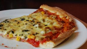 Knusprige Pizza aus dem eigenen Ofen? Die könnt ihr ganz leicht selbst machen. Wir erklären euch, was ihr dafür braucht. Foto: Hanke/Sadrozinski