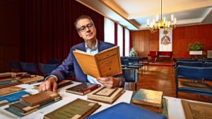 Andreas Hoffmann liest im Ludwigsburger Haus der Freimaurer in einem der 75 zurückgegebenen Bände, die in der NS-Zeit verloren gegangen sind. Foto: factum/Weise