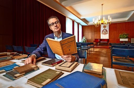 Andreas Hoffmann liest im Ludwigsburger Haus der Freimaurer in einem der 75 zurückgegebenen Bände, die in der NS-Zeit verloren gegangen sind. Foto: factum/Weise