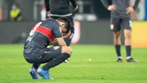 Enttäuschung bei den Spielern des VfB Stuttgart nach dem 1:4. Foto: dpa/Matthias Balk