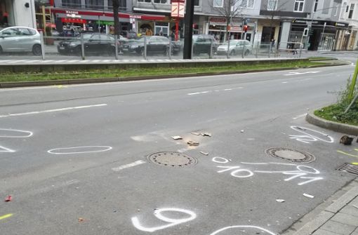 Markierungen der Polizei sind vor einer Diskothek in Düsseldorf zu sehen. Ein Autofahrer soll versucht haben, mit seinem Wagen drei Türsteher der Diskothek zu überfahren. Foto: dpa