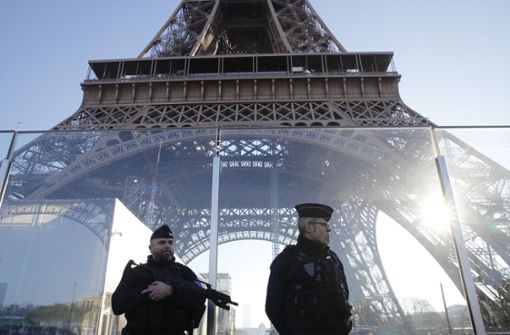 Die Polizei nahm den waghalsigen Kletterer am pariser Eiffelturm fest. (Symbolbild) Foto: dpa/Christophe Ena