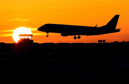 Landung bei Sonnenaufgang am Düsseldorfer Flughafen: Künftig dürfte das Fliegen auf innerdeutschen Strecken etwas teurer werden. Foto: dpa