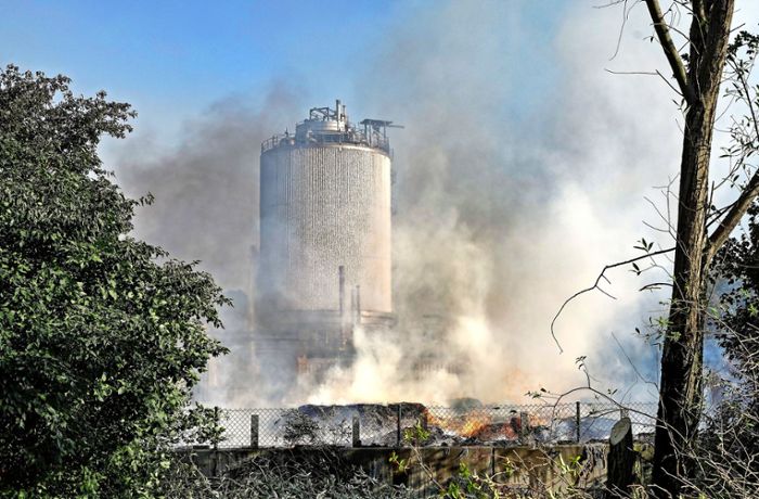 Großbrand in Warmbronn: Tank explodiert: 50 Meter hoher Feuerpilz