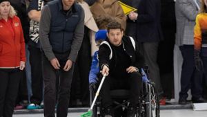 Voller Einsatz: Michael Bublé probierte neben Prinz Harry Rollstuhl-Curling aus. Im Hintergrund schaute Meghan zu. Foto: IMAGO/i Images