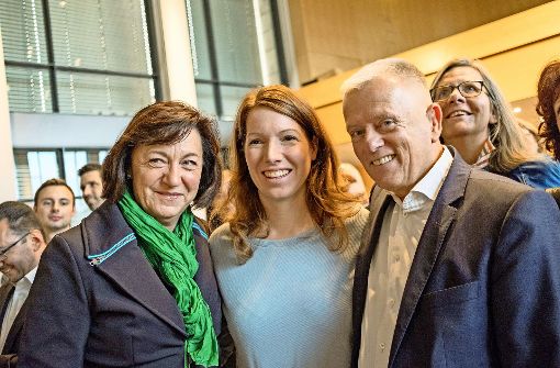 Anna Christmann von den Grünen, hier zwischen OB Kuhn und dessen Frau Waltraud Ulshöfer, hat gute Chancen auf ein Mandat. Foto:  