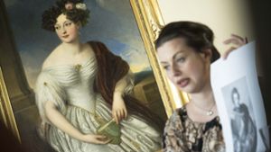 Patricia Peschel hat das Gemälde von Claudine Rhedey in einem Auktionskatalog entdeckt. Bald wird es im Schloss Kirchheim hängen – dort, wo ihr Gemahl, Prinz Alexander, aufgewachsen ist. Foto: Lichtgut/Leif Piechowski