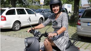 Baubürgermeisterin Beatrice Soltys  ist  gerne auf ihrem Elektro-Motorroller zu Fellbacher Terminen unterwegs. Foto: Patricia Sigerist