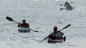 Die Wassersportler waren am Samstag teils mit Kajaks, Segel- oder Elektrobooten und Stand-Up-Boards auf dem See. (Symbolbild) Foto: dpa/Armin Weigel